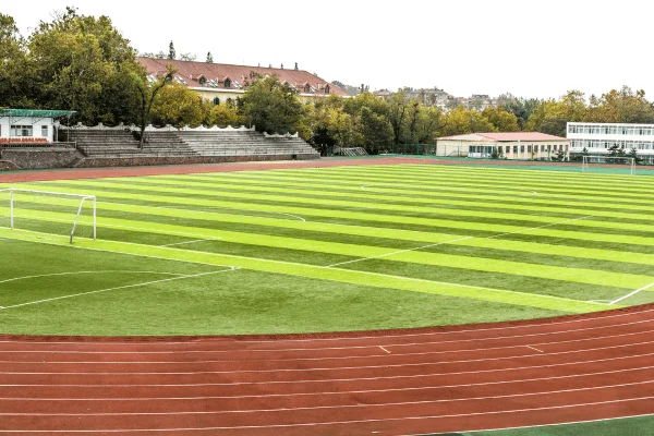 Leichtathletikbahn mit barrierefreien Zugängen und Markierungen.
